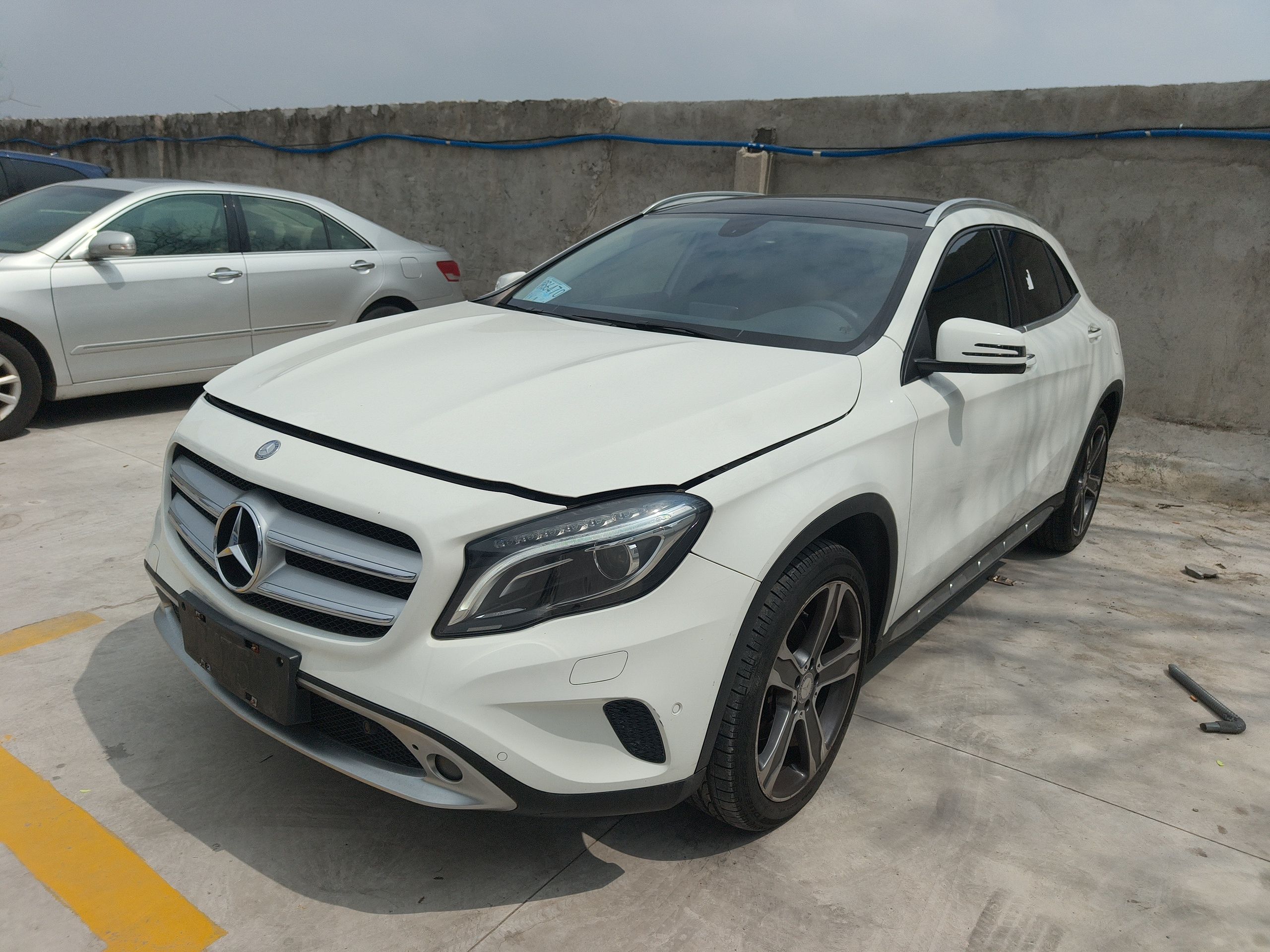 Под передней частью автомобиля