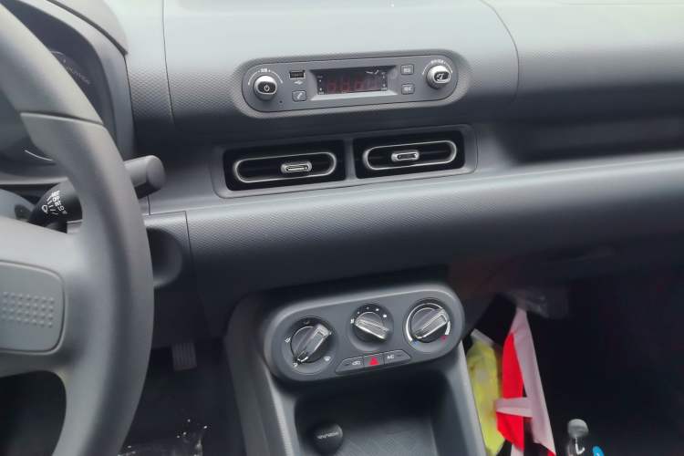 Used Wuling Hongguang New Energy 2024 All-Electric Model 300KM Practical Version Audio And AC Panel