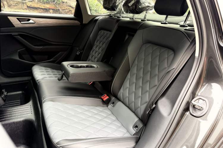 Used Volkswagen Sagitar 2025 300TSI DSG Excellence Edition Left Rear Seat