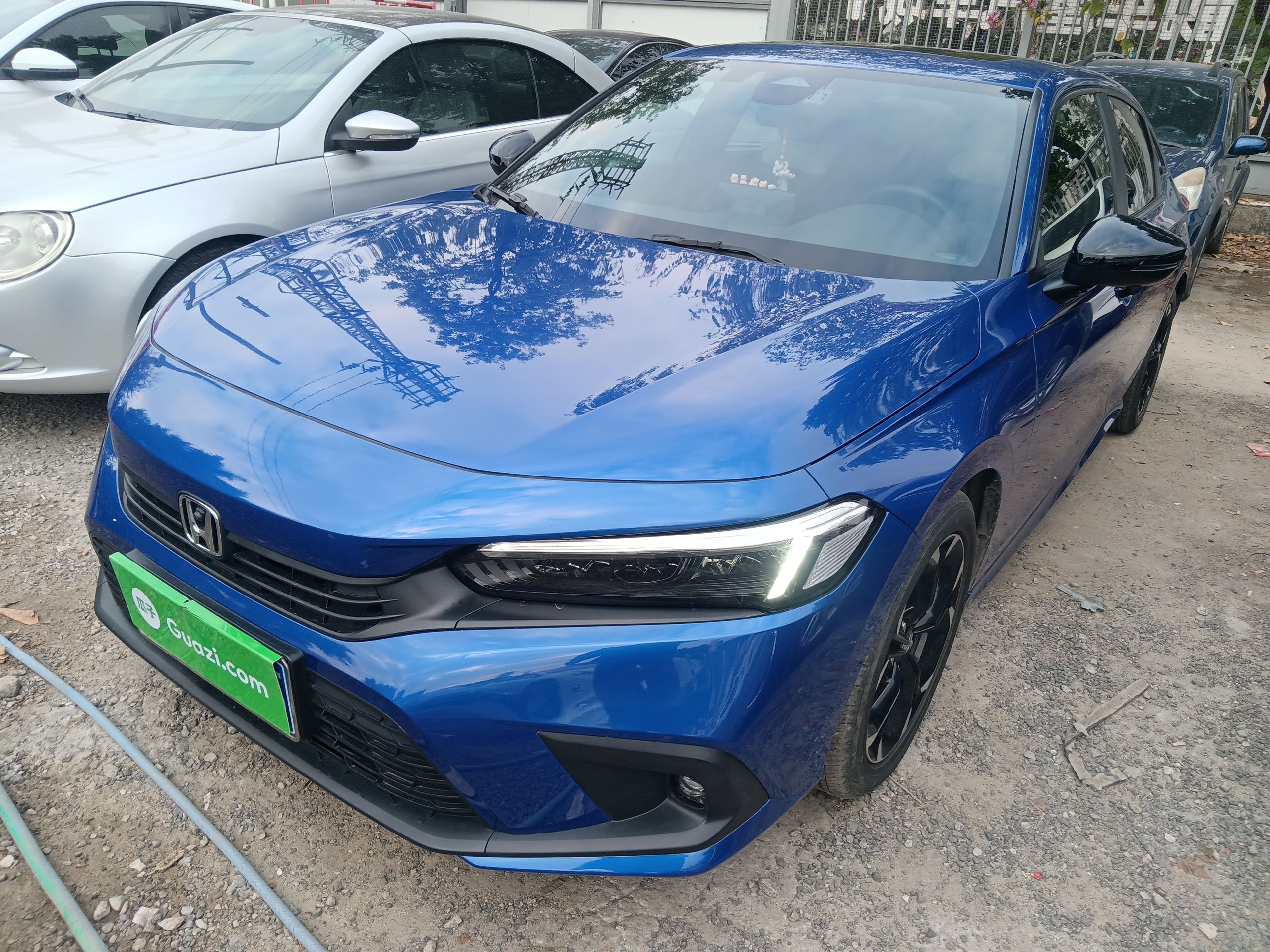 Под передней частью автомобиля