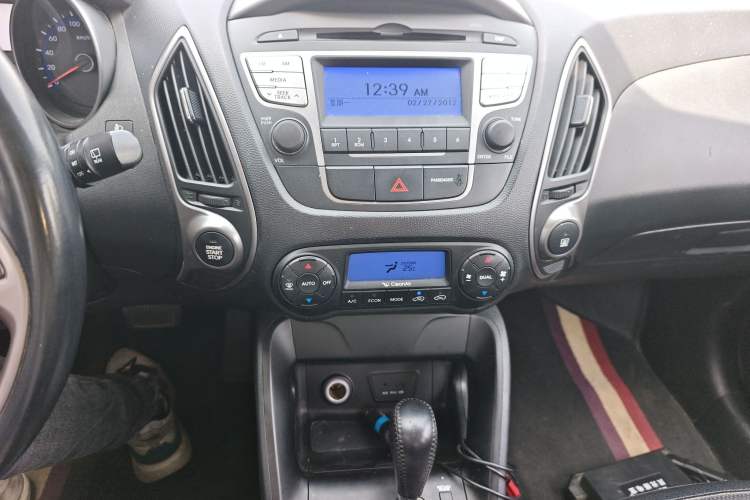 Used Hyundai ix35 2015 2.0L Automatic 2WD Smart Version China V Standard Audio And AC Panel