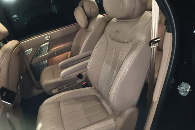 Used ONVO Luxeed L90 2025 Model—Max Six-Seater Version Left Rear Seat