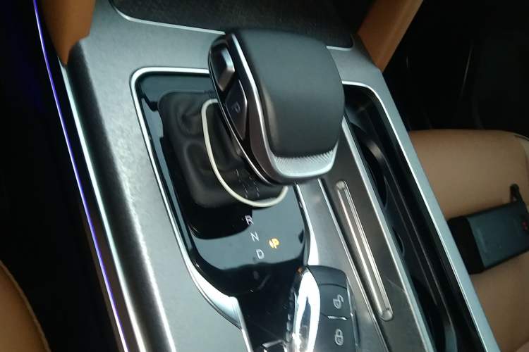 Used Hongqi HS7 PHEV 2025 Model 2.0T PHEV Four-Wheel Drive 2 Million Units Commemorative Edition 6-Seater Gear Lever