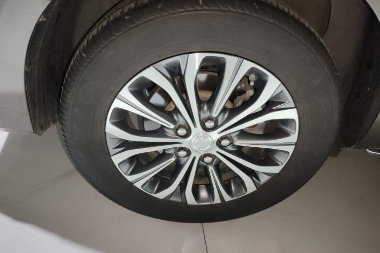 Used Buick GL8 2023 Facelifted Land Cruiser Executive Luxury Version
