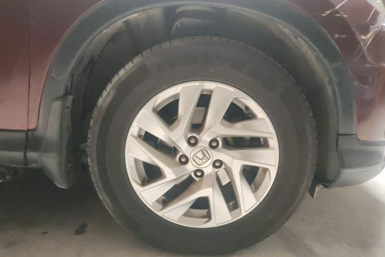 Used Honda CR-V 2015 2.4L two-wheel drive luxury version Right Front Wheel Hub