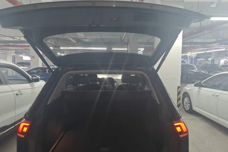 Used Volkswagen Tiguan L 2018 330TSI Automatic Two-Wheel Drive Luxury Edition Trunk