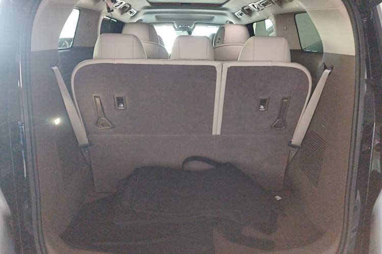 Used Denza D9 2022 DM-i 1040 Prestige Model
