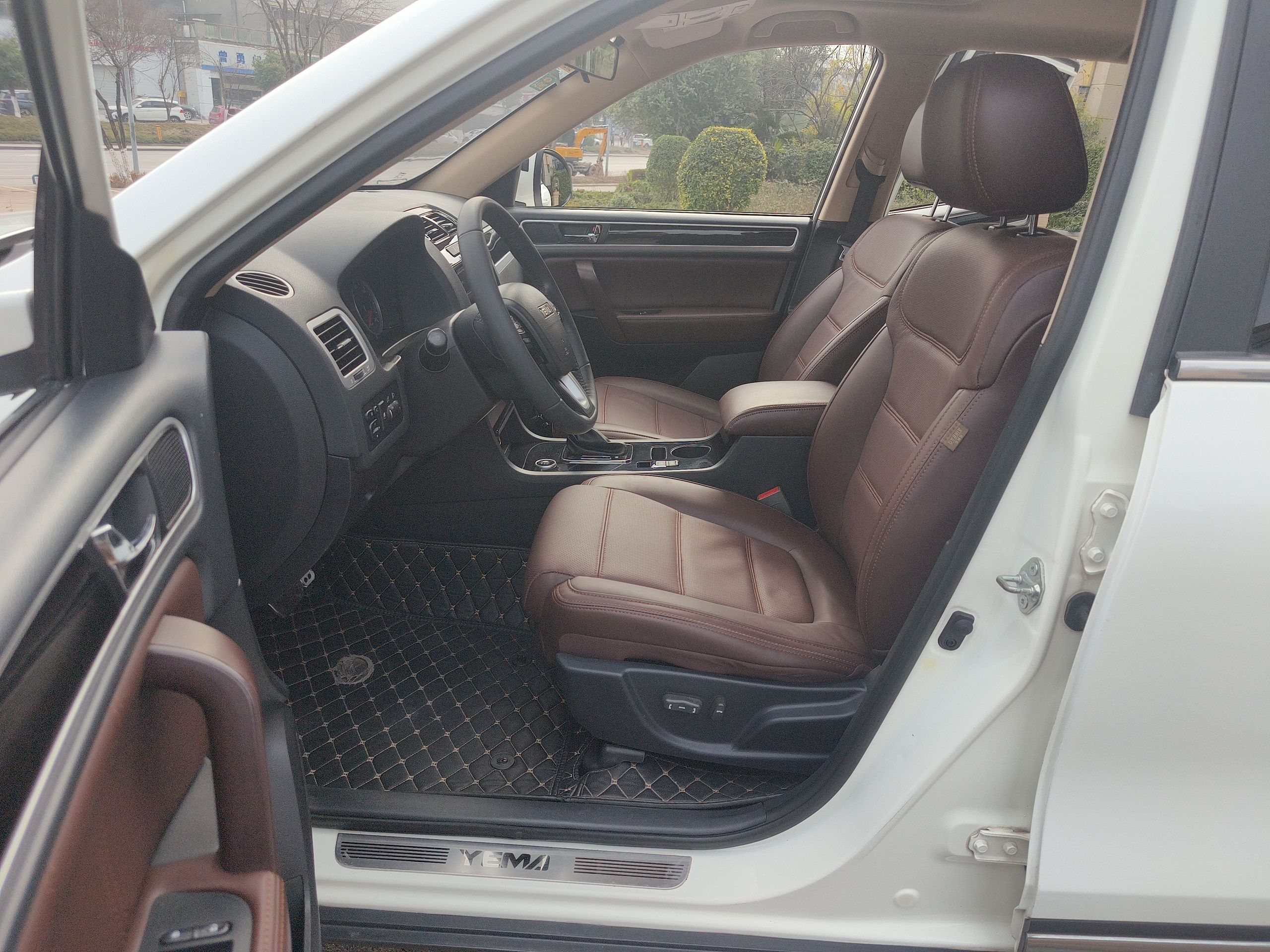 Переднее сиденье в автомобиле