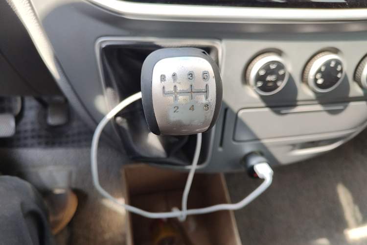 Used SAIC MAXUS Xintu V80 2019 2.5T Classic 6-Speed Manual Van Short Wheelbase Mid-Roof Design 2/3 Seats