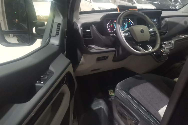 Used Sinotruk Pioneer V 2024 Multi-Function Version 2.0T Automatic Short Wheelbase Mid-Roof
