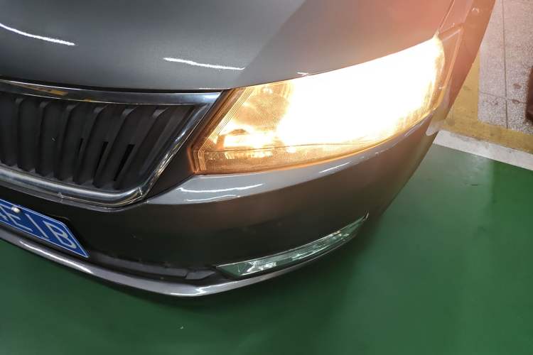 Used Skoda Rapid 2013 1.6L Automatic Smart Selection Model
