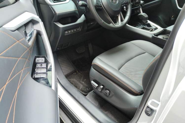 Used Toyota RAV4 2024 2.0L CVT Two-Wheel Drive Fashion Plus Edition Driver Seat