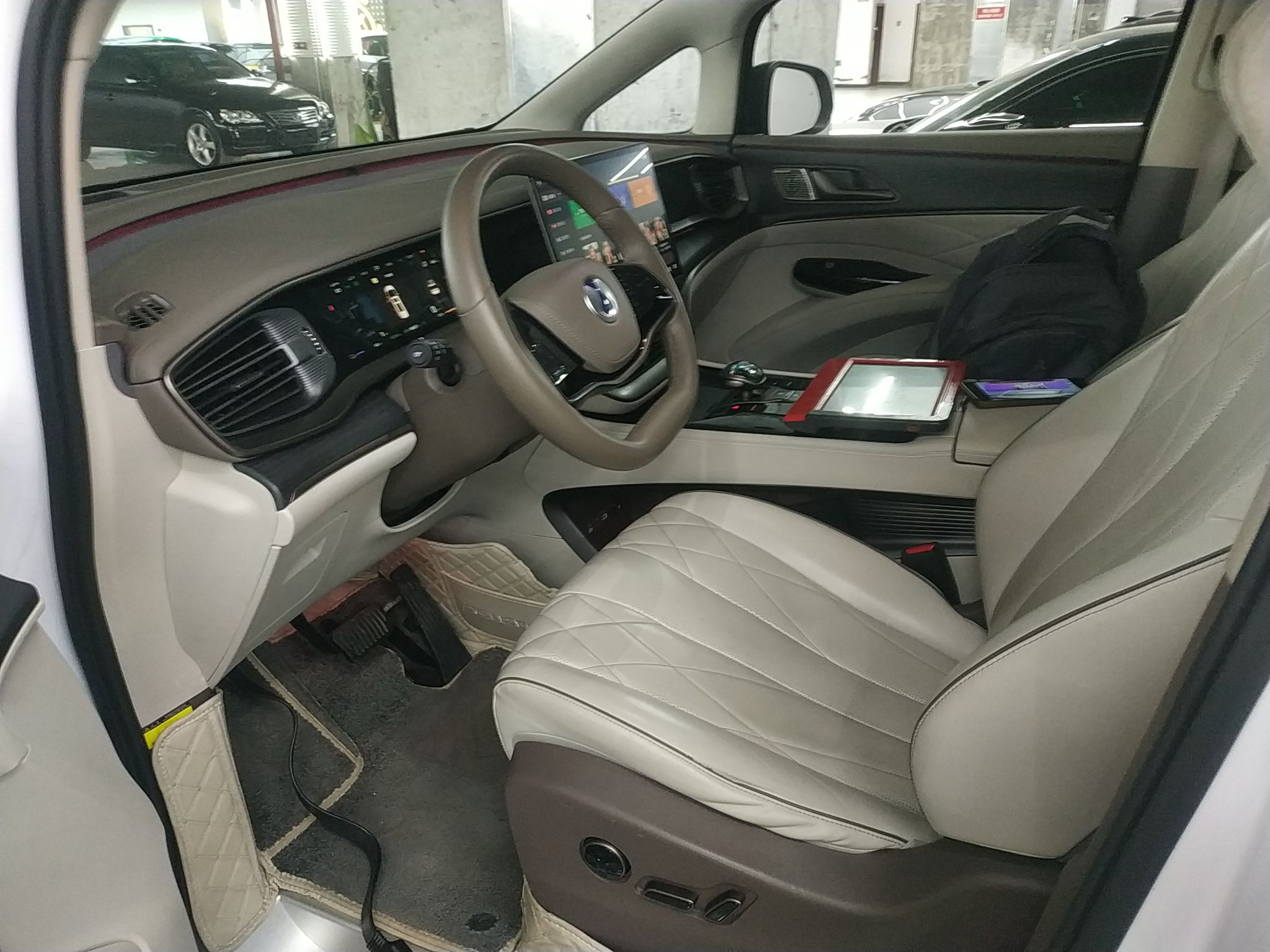 Переднее сиденье в автомобиле