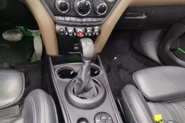 Used MINI Countryman 2018 2.0T COOPER S ALL4 Artist Gear Lever