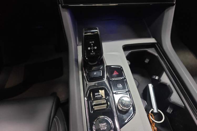 Used Lynk & Co 09 2021 2.0T Halo Six-Seater
