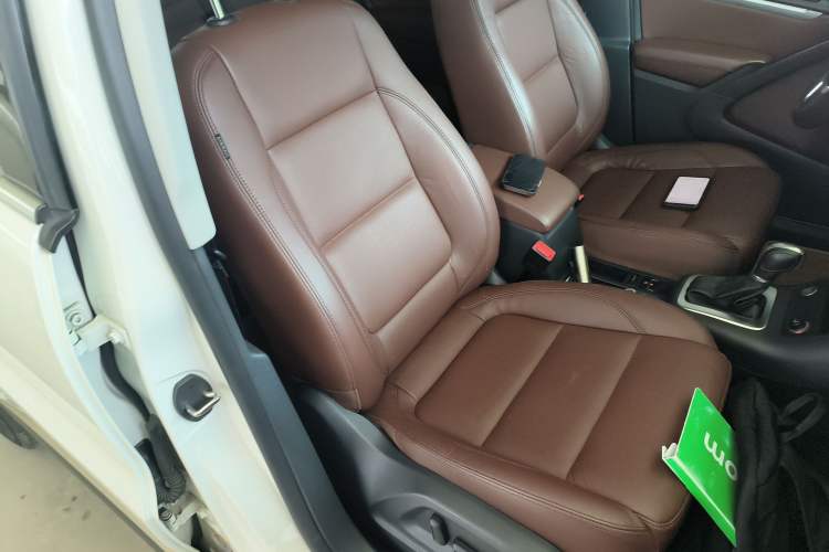 Used Volkswagen Tiguan 2015 2.0 TSI Automatic All-Wheel Drive Luxury Edition Right Front Seat