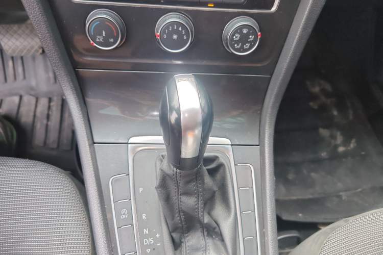 Used Volkswagen Golf 2018 230TSI Automatic Comfort Model Gear Lever
