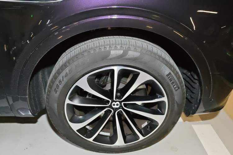 Used Bentley Bentayga 2024 4.0T V8 Long-Wheelbase Version Right Front Wheel Hub