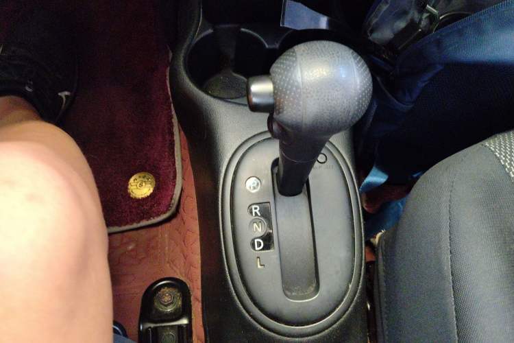 Used Nissan Sunny 2011 1.5XE CVT Comfort Edition Gear Lever