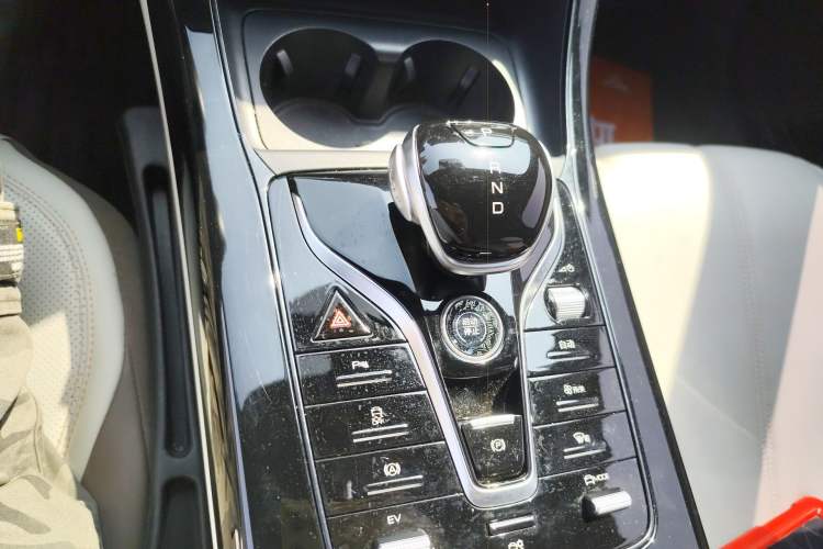 Used BYD Qin PLUS 2024 HONOR Edition DM-i 55KM Leading Model Gear Lever