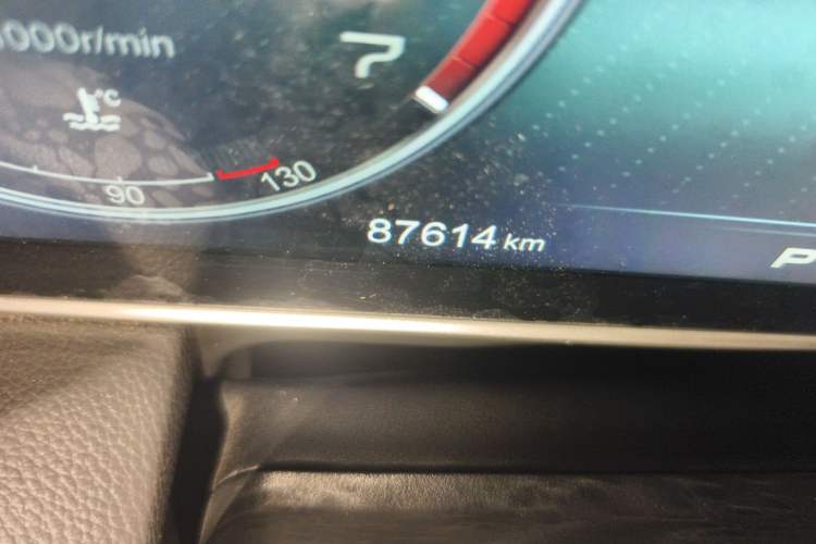 Used Hongqi HS5 2019 2.0T Smart Connect Flagship Edition Odometer Close Up