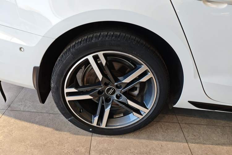 Used Audi A4L 2022 40 TFSI Luxury Dynamic Model Right Rear Wheel Hub