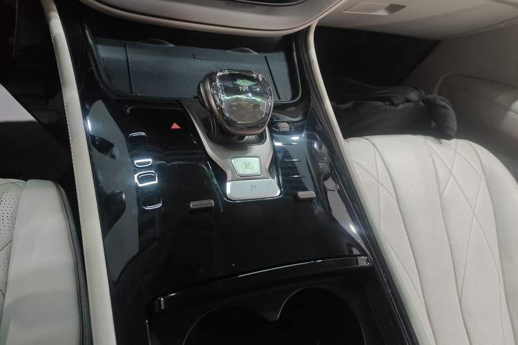 Used Denza D9 2022 DM-i 970 Four-Wheel Drive Prestige Model