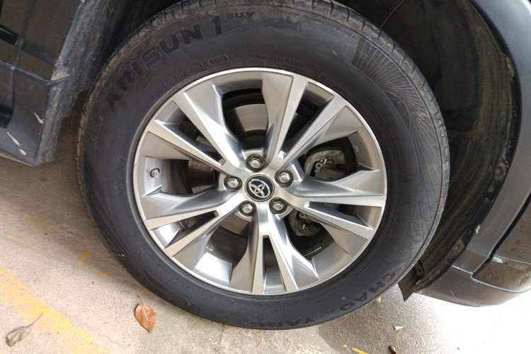 Used Toyota Highlander 2018 2.0T Four-Wheel Drive Elite Edition 7 Seats China V Standard Right Front Wheel Hub