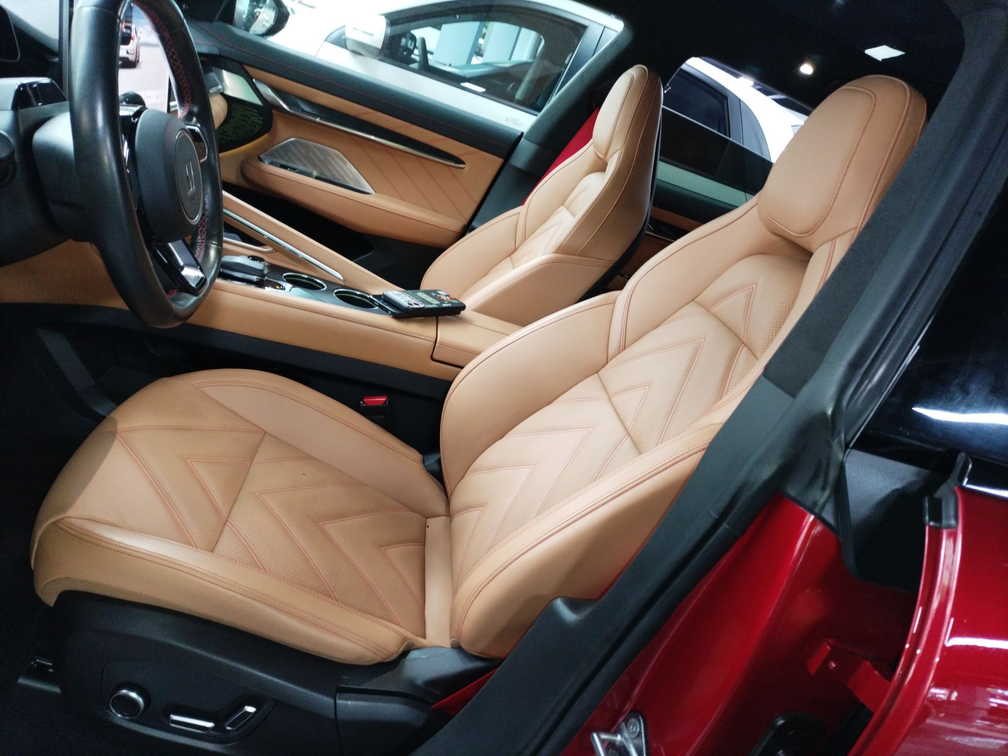 المقاعد الأمامية داخل السيارة