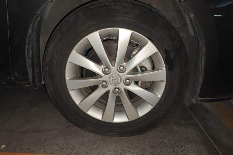 Used Buick GL8 2014 2.4L CT Luxury Business Comfort Edition Right Front Wheel Hub