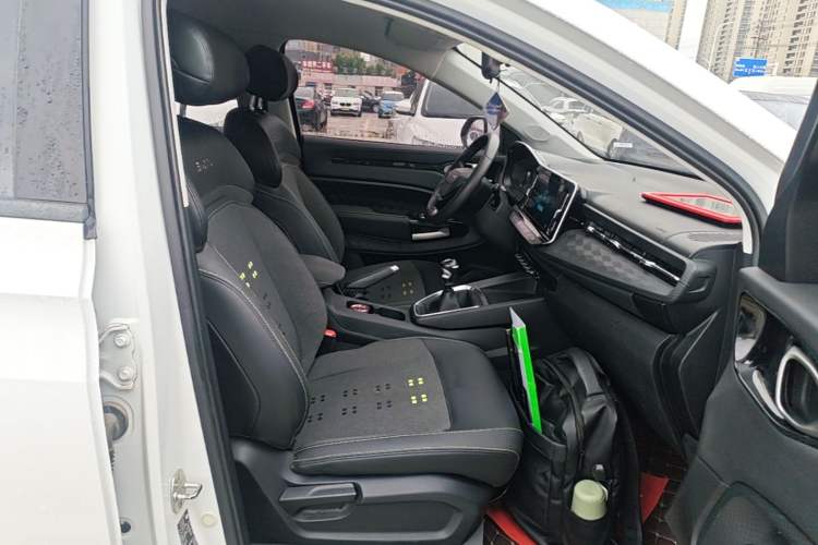 Used Baojun RM-5 2019 1.5T Manual Elite Version with 24-Hour Online Service 6 Seats
