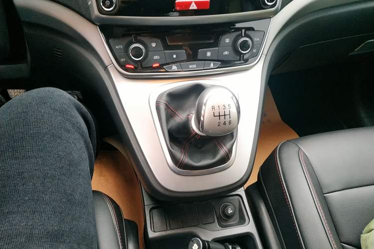 Used Haval M6 2017 1.5T Manual Two-Wheel Drive Elite Model Gear Lever