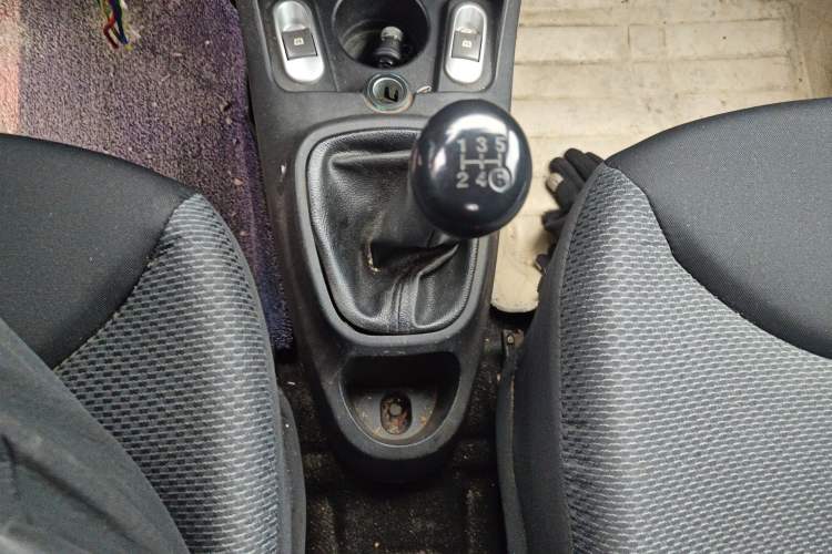 Used BYD F0 2011 Shangku Edition 1.0L Yuexiu Model Gear Lever