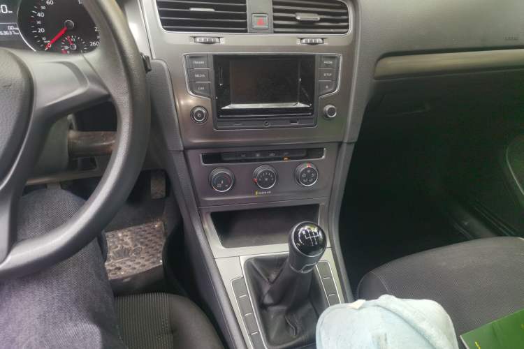 Used Volkswagen Golf 2016 1.6L Manual Fashion Edition Audio And AC Panel