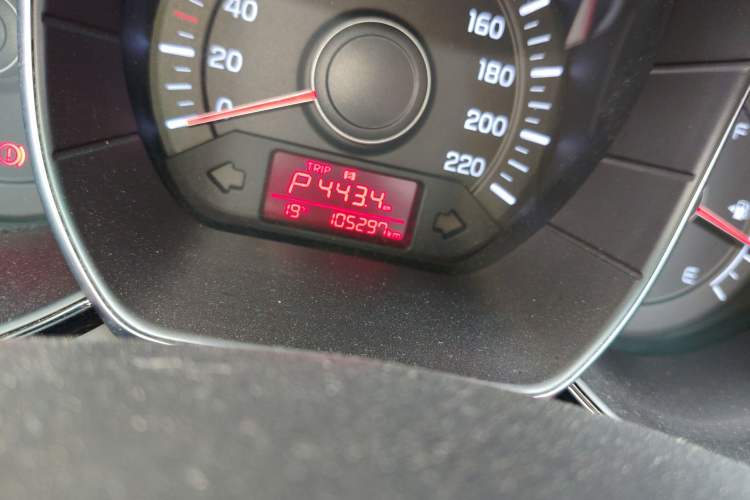 Used Kia K2 2015 Hatchback 1.4L AT GLS Cool Edition Odometer Close Up