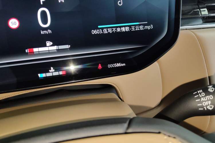 Used Land Rover Range 2024 3.0 L6 400 PS Extended Luxury Edition Odometer Close Up