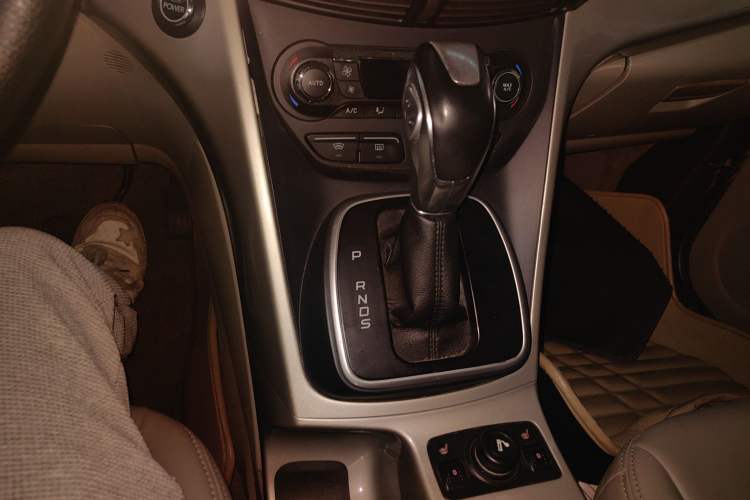 Used Ford Kuga 2013 2.0L GTDi Four-Wheel-Drive Sport Model Gear Lever