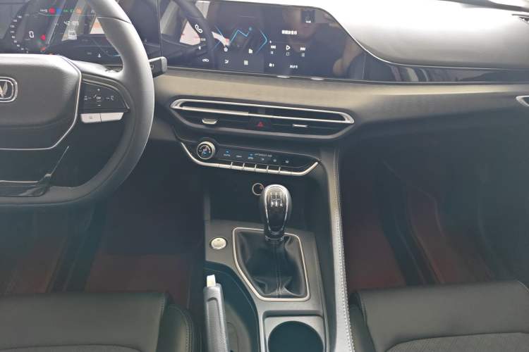 Used CHANGAN Eado 2022 PLUS 1.6L GDI Manual Luxury Model Audio And AC Panel