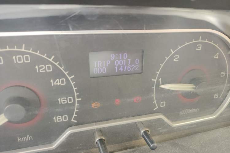 Used SAIC MAXUS Xintu V80 2015 2.5T Manual Aoyuntong Version Short Wheelbase Mid-Roof
