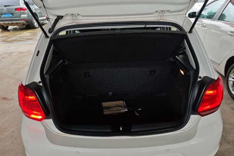 Used Volkswagen Polo 2016 1.4L Manual Fashion Model Trunk