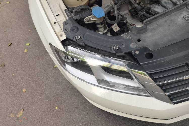 Used Volkswagen Lavida 2013 Revised Classic 1.6L Manual Fashion Edition Right Front Headlight