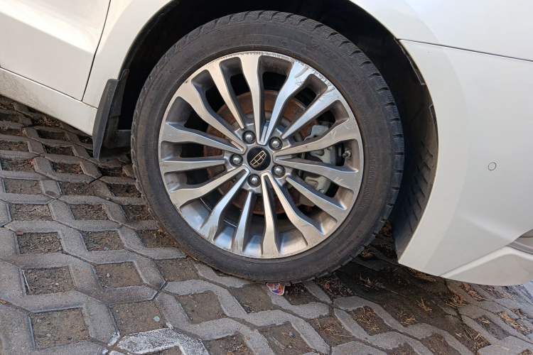 Used Geely Auto Emgrand GT 2015 1.8T Flagship Model Right Front Wheel Hub