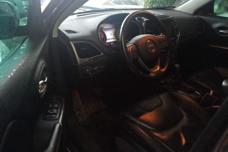 Used Jeep Cherokee 2019 2.0T All-Wheel Drive Versatile Edition China V Driver Seat