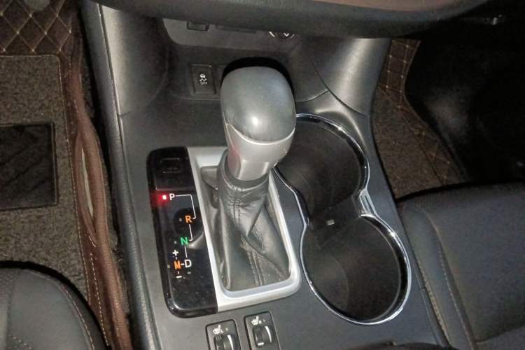 Used Toyota Highlander 2018 2.0T Four-Wheel Drive Prestige Version 7 Seats China VI Standard Gear Lever