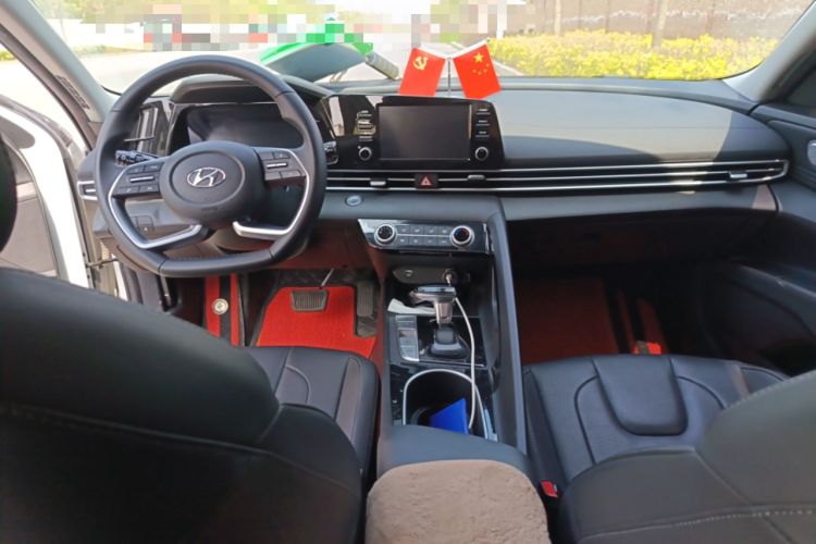 Used Hyundai Elantra 2022 1.5L CVT GLX Elite Edition Center Console