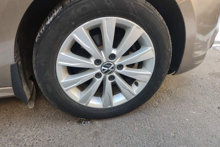 Used Volkswagen Sagitar 2014 Revised Version 1.6L Automatic Leading Edition Right Front Wheel Hub