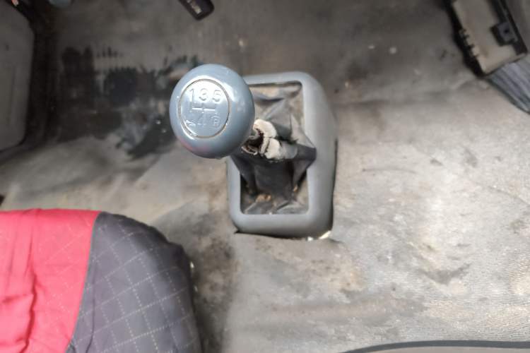 Used Jinbei Hiace 2020 2.0L Xiangyun Series Luxury Van High Roof China VI Standard Model 1TZS Gear Lever