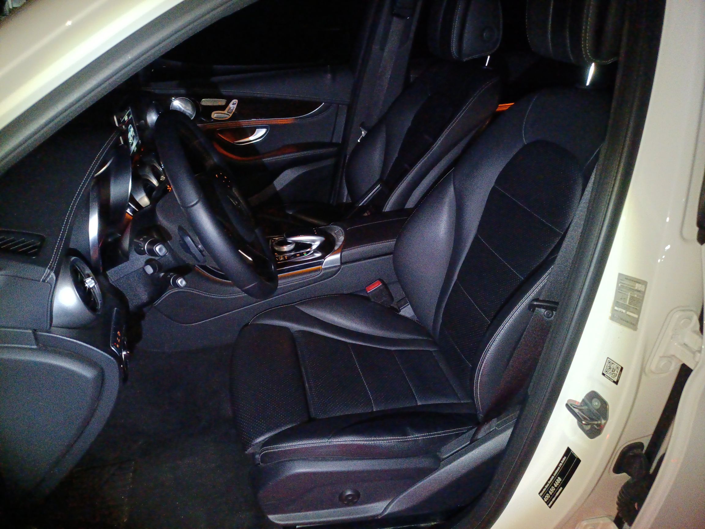 المقاعد الأمامية داخل السيارة