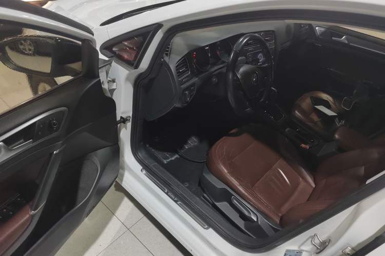 Used Volkswagen Golf 2017 1.6L Automatic Comfort Million-Vehicle Anniversary Edition Driver Seat