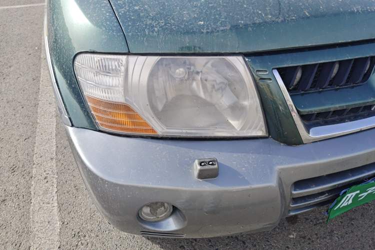 Used Mitsubishi Pajero 2006 3.0L AT GLS Right Front Headlight
